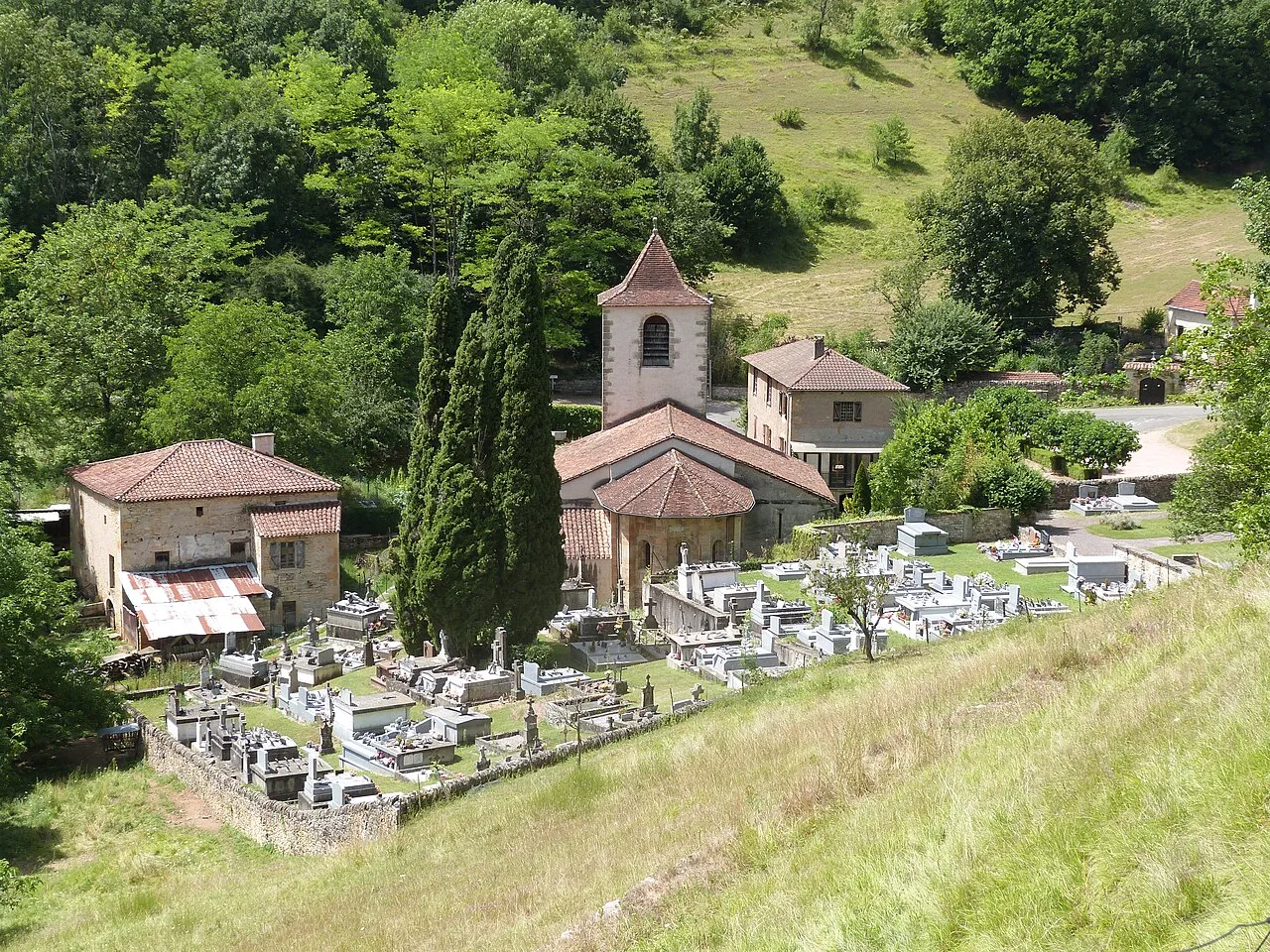 Église Saint-Martin de Lunan, dans le Lot (France), avec son cimetière
